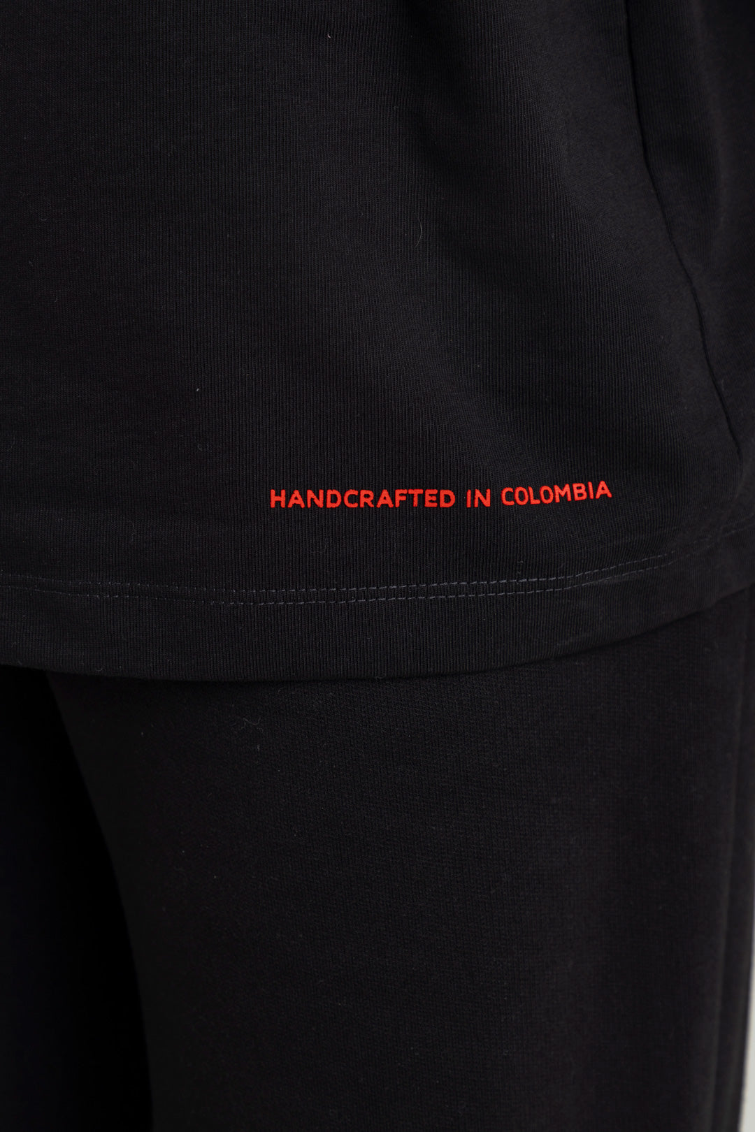 Camiseta Regular Fit Negra (Artisanry)